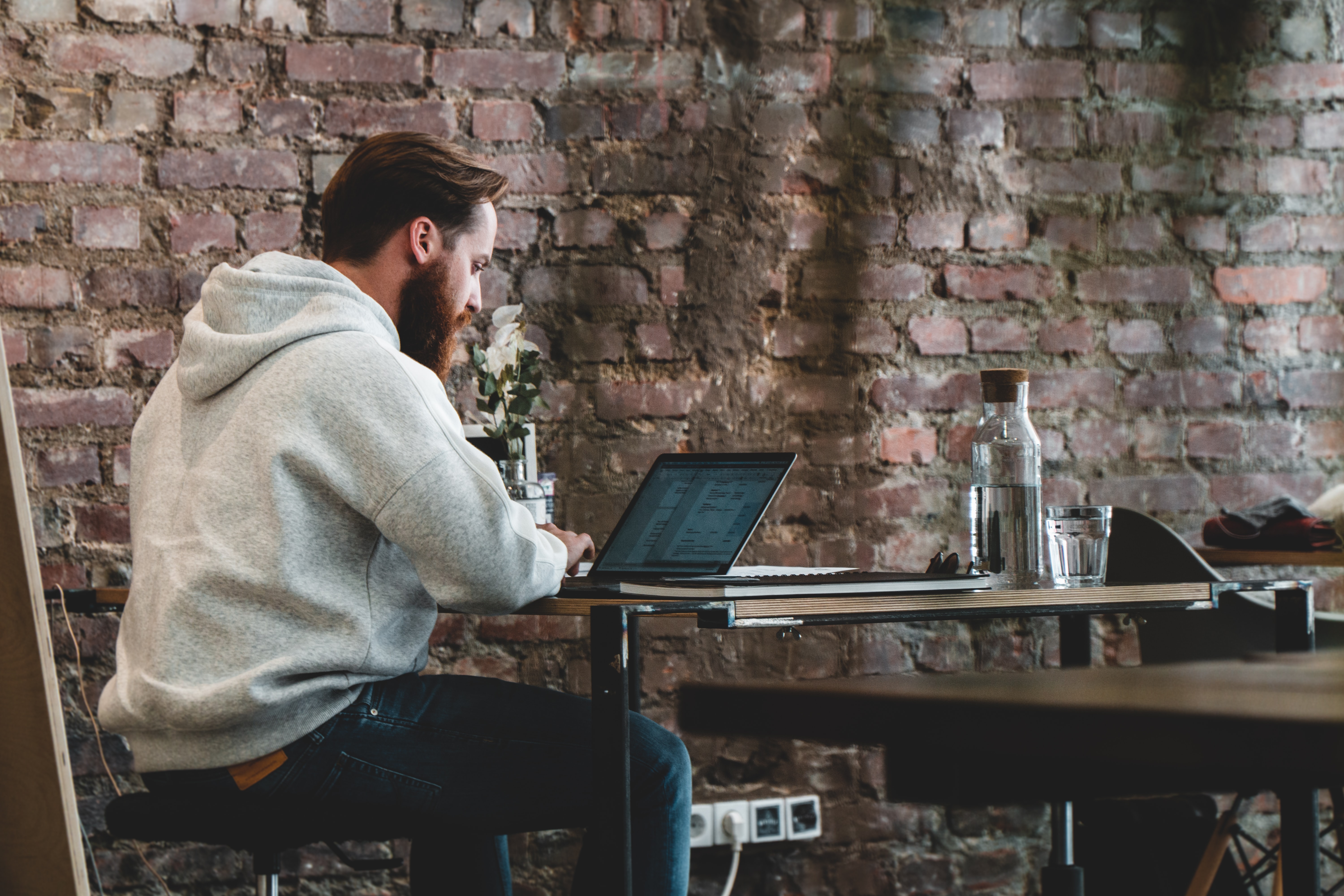 Os novos modelos de trabalho: remoto, home office e híbrido
